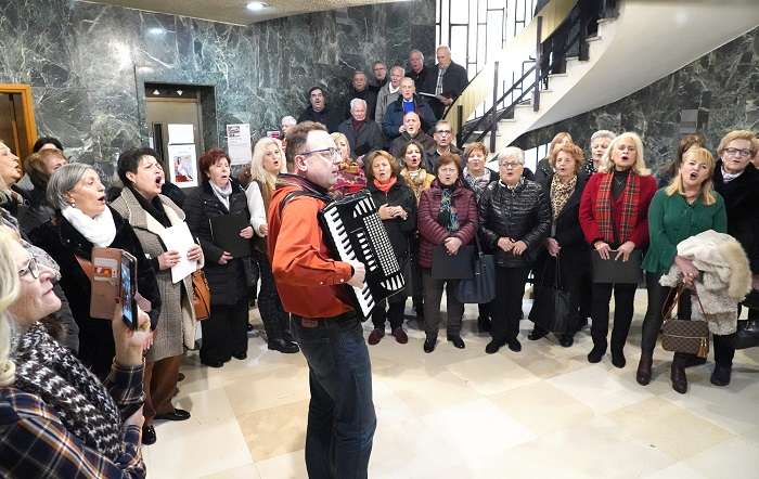 ΣΤΟ ΔΗΜΑΡΧΕΙΟ ΛΑΡΙΣΑΣ ΓΙΑ ΚΑΛΑΝΤΑ ΚΑΙ ΕΥΧΕΣ Η ΧΟΡΩΔΙΑ «Η ΕΥΕΣΤΩ»