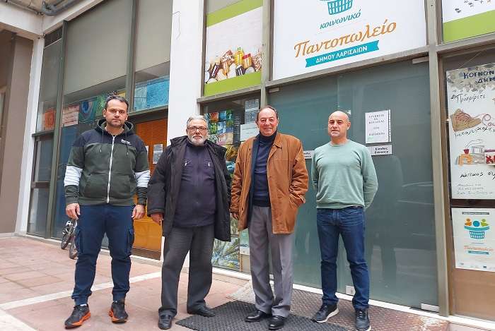 Ο Τυρναβίτης Δημήτρης Καλτσούδας προσέφερε εκατοντάδες ζευγάρια παπουτσιών στο Κοινωνικό Παντοπωλείο Δήμου Λαρισαίων