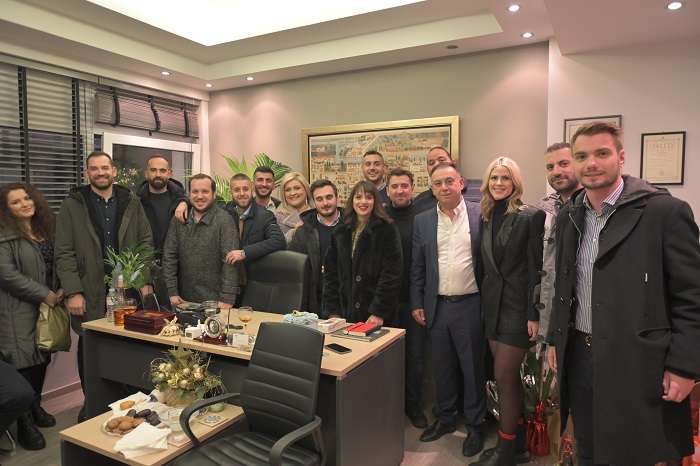 ΧΙΛΙΑΔΕΣ ΕΥΧΕΣ ΓΙΑ ΤΗ ΓΙΟΡΤΗ ΚΑΙ ΤΗΝ ΚΑΛΠΗ ΣΤΟΝ ΧΡΗΣΤΟ ΚΕΛΛΑ (ΦΩΤΟ)