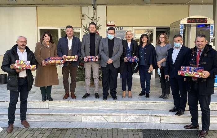 ΔΩΡΑ ΚΑΙ ΕΥΧΕΣ ΣΤΟ ΓΕΝΙΚΟ ΝΟΣΟΚΟΜΕΙΟ ΚΑΙ ΣΤΟΝ ΞΕΝΩΝΑ ΕΛΕΥΘΕΡΙΑ ΑΠΟ ΤΗΝ ΠΑΡΑΤΑΞΗ «ΛΑΡΙΣΑ ΜΠΡΟΣΤΑ»