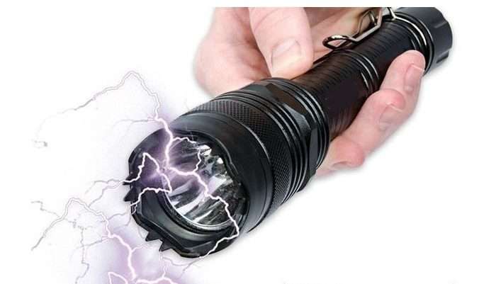 ΜΙΑ ΣΥΛΛΗΨΗ ΣΤΗ ΛΑΡΙΣΑ ΓΙΑ ΚΑΤΟΧΗ TASER