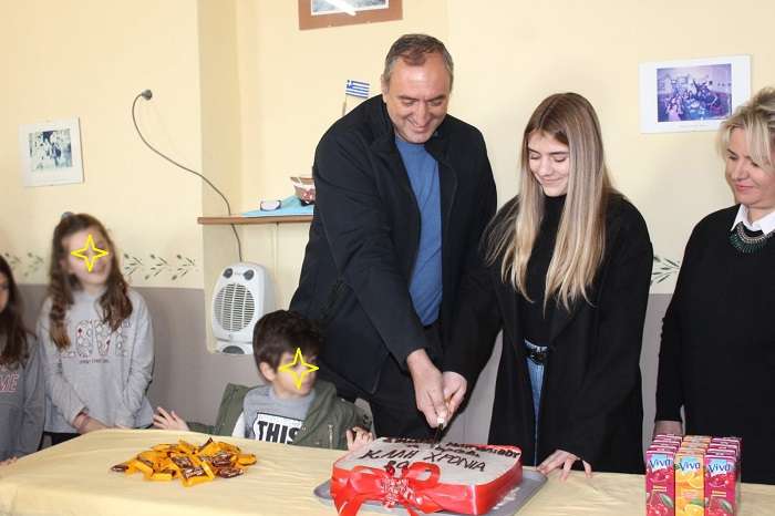 ΣΕ ΚΟΠΗ ΠΙΤΑΣ ΣΤΟΝ ΜΑΥΡΟΛΙΘΟ Ο ΔΗΜΑΡΧΟΣ ΤΥΡΝΑΒΟΥ ΓΙΑΝΝΗΣ ΚΟΚΟΥΡΑΣ