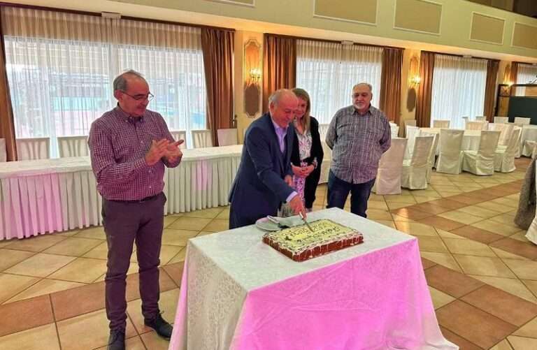 ΕΚΟΨΑΝ ΤΗΝ ΠΡΩΤΟΧΡΟΝΙΑΤΙΚΗ ΠΙΤΑ ΟΙ ΕΡΓΑΖΟΜΕΝΟΙ ΣΤΗΝ ΑΠΟΚΕΝΤΡΩΜΕΝΗ ΔΙΟΙΚΗΣΗ