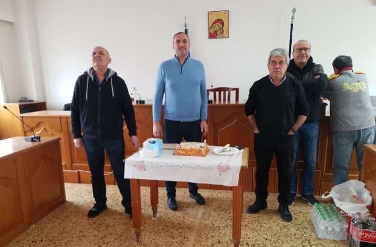 ΣΤΗΝ ΚΟΠΗ ΠΙΤΑΣ ΤΩΝ ΕΡΓΑΖΟΜΕΝΩΝ ΤΟΥ ΔΗΜΟΥ ΤΥΡΝΑΒΟΥ Ο ΔΗΜΑΡΧΟΣ ΓΙΑΝΝΗΣ ΚΟΚΟΥΡΑΣ