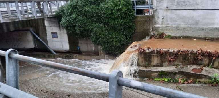 ΕΙΚΟΝΕΣ ΑΠΟ ΤΑ ΠΛΗΜΜΥΡΙΣΜΕΝΑ ΠΑΡΑΛΙΑ ΤΟΥ ΔΗΜΟΥ ΤΕΜΠΩΝ