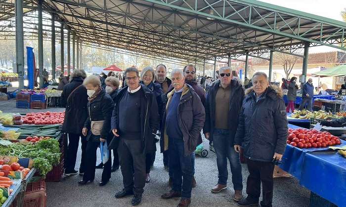 ΣΤΗΝ ΑΓΟΡΑ ΤΩΝ ΦΑΡΣΑΛΩΝ Ο ΔΗΜΑΡΧΟΣ Μ. ΕΣΚΙΟΓΛΟΥ, ΑΝΤΑΛΛΑΞΕ ΕΥΧΕΣ ΜΕ ΠΟΛΙΤΕΣ