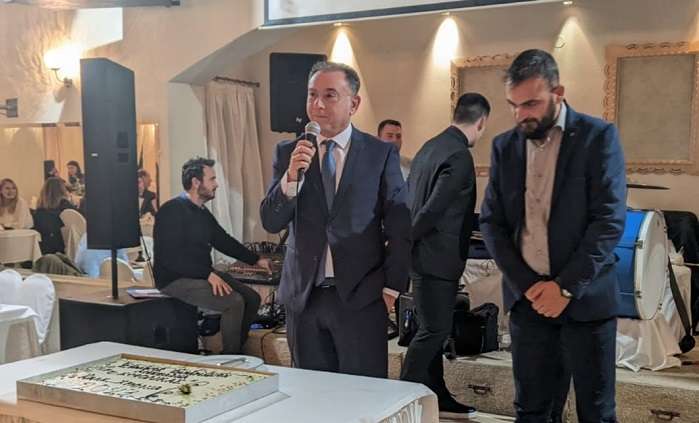 Η ΝΕΟΛΑΙΑ ΕΠΙΖΗΤΑ ΤΗ ΔΙΑΣΥΝΔΕΣΗ ΜΕ ΤΙΣ ΡΙΖΕΣ ΤΗΣ