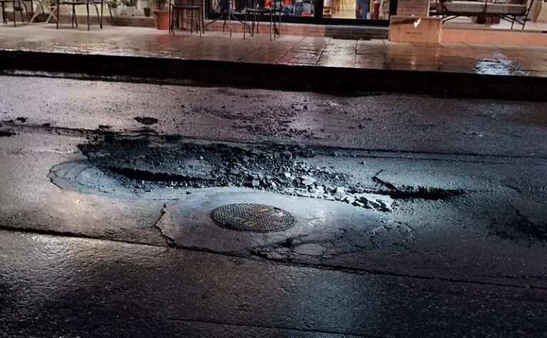 ΤΕΡΑΣΤΙΑ ΛΑΚΚΟΥΒΑ ΕΓΚΥΜΟΝΕΙ ΚΙΝΔΥΝΟΥΣ ΑΤΥΧΗΜΑΤΟΣ ΓΙΑ ΔΙΕΡΧΟΜΕΝΑ ΟΧΗΜΑΤΑ ΣΤΟ ΚΕΝΤΡΟ ΤΟΥ ΑΜΠΕΛΩΝΑ