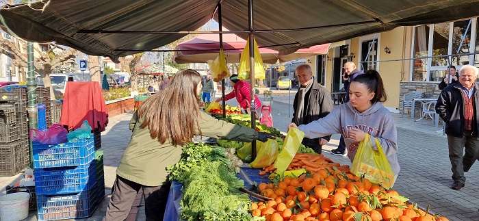 ΣΤΗ ΛΑΪΚΗ ΑΓΟΡΑ ΤΟΥ ΣΥΚΟΥΡΙΟΥ ΠΑΡΑΜΟΝΗ ΘΕΟΦΑΝΕΙΩΝ Ο Γ. ΜΑΝΩΛΗΣ