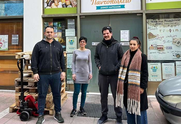 Η ΝΕΟΛΑΙΑ ΛΑΡΙΣΑΣ ΤΟΥ ΣΥΡΙΖΑ – Π.Σ. ΠΑΡΕΔΩΣΕ ΤΡΟΦΙΜΑ ΣΤΟ ΚΟΙΝΩΝΙΚΟ ΠΑΝΤΟΠΩΛΕΙΟ