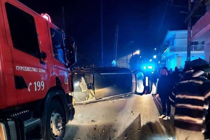 ΤΡΟΧΑΙΟ ΜΕ ΑΝΑΤΡΟΠΗ ΚΑΙ ΧΤΥΠΗΜΕΝΑ ΑΥΤΟΚΙΝΗΤΑ ΣΤΗ ΛΑΡΙΣΑ (ΦΩΤΟ)