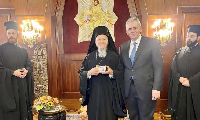 ΤΑ ΘΕΟΦΑΝΕΙΑ ΣΥΜΒΟΛΙΖΟΥΝ ΤΗ ΝΙΚΗ ΤΟΥ ΦΩΤΟΣ ΚΑΙ ΤΗΣ ΕΛΠΙΔΑΣ