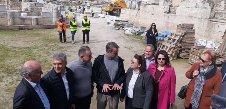 ΣΕ ΑΡΧΑΙΟ ΘΕΑΤΡΟ ΚΑΙ ΜΠΕΖΕΣΤΕΝΙ Ο ΠΡΩΘΥΠΟΥΡΓΟΣ