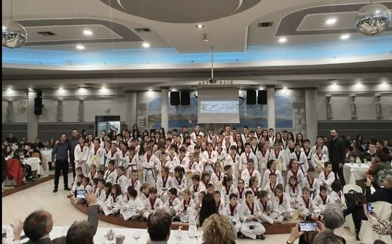 ΚΟΠΗ ΠΙΤΑΣ ΚΑΙ ΒΡΑΒΕΥΣΕΙΣ ΔΙΑΚΡΙΘΕΝΤΩΝ ΑΘΛΗΤΩΝ ΑΠΟ ΤΟΝ ΑΟ ΤΑΕΚΒΟΝΤΟ ΑΜΠΕΛΩΝΑ «ΕΥΖΗΝ» (ΦΩΤΟ)