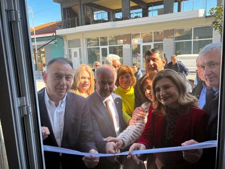 ΧΡ. ΚΕΛΛΑΣ: ΤΕΡΑΣΤΙΑ Η ΠΡΟΣΦΟΡΑ ΤΟΥ ΠΑΠΠΟΥ ΚΑΙ ΤΗΣ ΓΙΑΓΙΑΣ ΣΤΗ ΣΥΝΟΧΗ ΤΗΣ ΕΛΛΗΝΙΚΗΣ ΟΙΚΟΓΕΝΕΙΑΣ