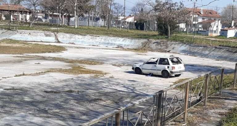 ΠΕΤΑΞΑΝ ΑΥΤΟΚΙΝΗΤΟ ΣΤΗΝ ΑΔΕΙΑ ΤΕΧΝΗΤΗ ΛΙΜΝΗ ΣΤΟΝ ΑΜΠΕΛΩΝΑ!