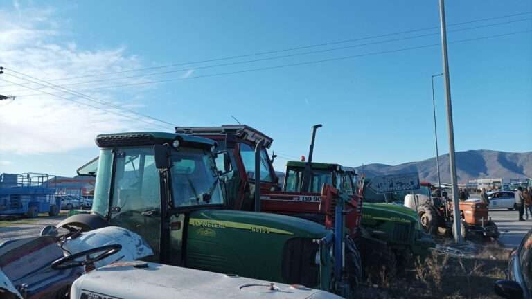 ΠΑΡΑΜΕΝΟΥΝ ΣΤΟ ΜΠΛΟΚΟ ΚΑΙ ΠΕΡΙΜΕΝΟΥΝ ΤΟΝ ΥΠΟΥΡΓΟ ΟΙ ΑΓΡΟΤΕΣ ΤΟΥ ΤΥΡΝΑΒΟΥ
