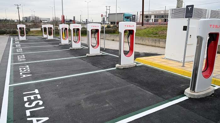 TO FASHION CITY OUTLET ΤΟΠΟΘΕΤΕΙ ΟΚΤΩ ΝΕΟΥΣ ΤΑΧΥΦΟΡΤΙΣΤΕΣ TESLA!