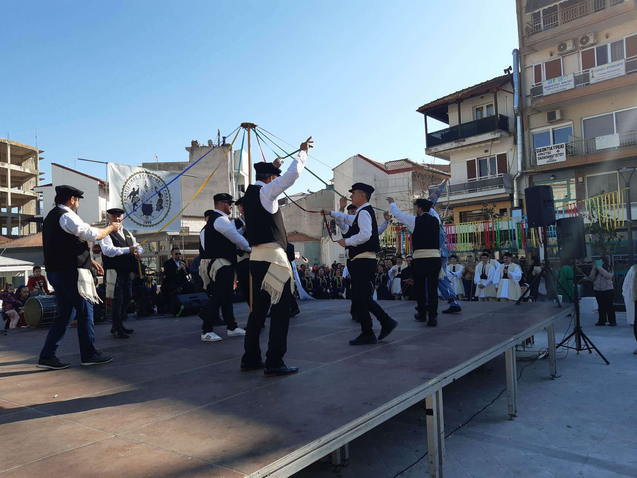 ΣΠΟΥΔΑΙΑ ΧΟΡΕΥΤΙΚΗ ΠΑΡΑΣΤΑΣΗ ΣΗΜΕΡΑ ΣΤΟΝ ΤΥΡΝΑΒΟ (ΦΩΤΟ – ΒΙΝΤΕΟ)
