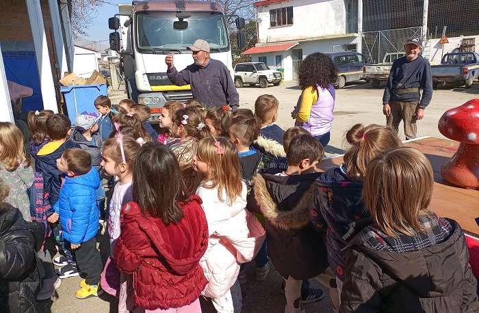 ΤΑ ΠΑΙΔΙΑ ΤΟΥ 2ου ΝΗΠΙΑΓΩΓΕΙΟΥ ΤΥΡΝΑΒΟΥ ΕΜΑΘΑΝ ΤΑ ΜΥΣΤΙΚΑ ΤΗΣ ΚΑΤΑΣΚΕΥΗΣ ΤΩΝ ΑΡΜΑΤΩΝ ΤΟΥ ΚΑΡΝΑΒΑΛΙΟΥ