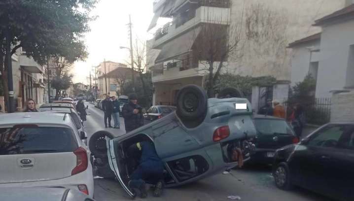 ΑΥΤΟΚΙΝΗΤΟ ΤΟΥΜΠΑΡΕ ΣΤΟ ΚΕΝΤΡΟ ΤΗΣ ΛΑΡΙΣΑΣ