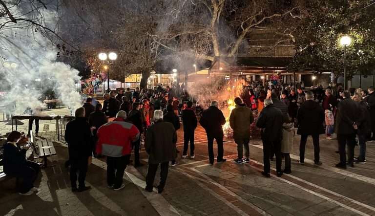 ΓΛΕΝΤΗΣΑΝ ΓΥΡΩ ΑΠΟ ΤΗ ΦΩΤΙΑ ΣΕ ΑΡΓΥΡΟΠΟΥΛΙ ΚΑΙ ΤΥΡΝΑΒΟ