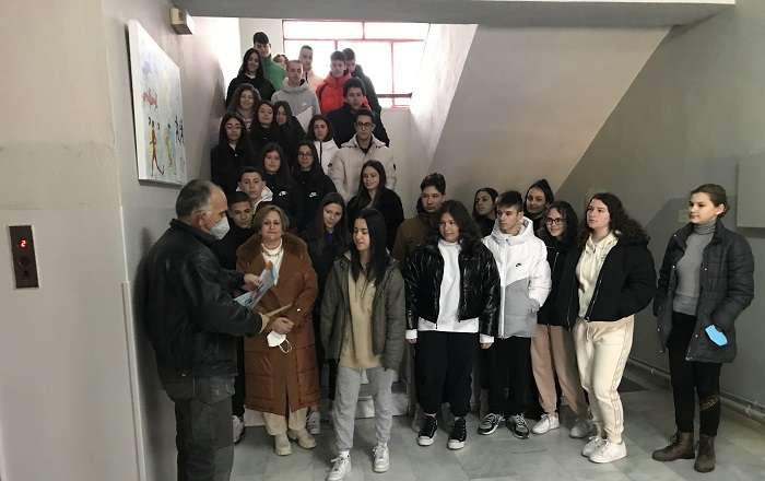 ΤΟ 9ο ΓΥΜΝΑΣΙΟ ΛΑΡΙΣΑΣ ΣΤΟ ΠΛΕΥΡΟ ΤΟΥ ΧΡΗΣΤΟΥ