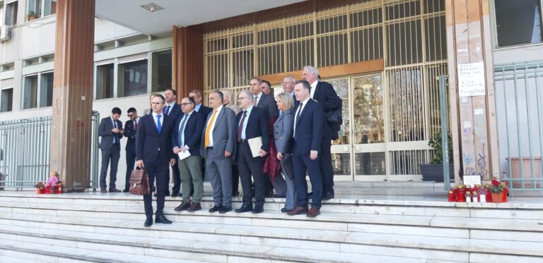 ΟΙ ΔΙΚΗΓΟΡΟΙ ΤΗΣ ΧΩΡΑΣ ΚΑΤΕΘΕΣΑΝ ΔΗΛΩΣΗ ΠΑΡΑΣΤΑΣΗΣ ΓΙΑ ΝΑ ΑΠΟΔΟΘΟΥΝ ΕΥΘΥΝΕΣ ΓΙΑ ΤΗΝ ΤΡΑΓΩΔΙΑ ΤΩΝ ΤΕΜΠΩΝ