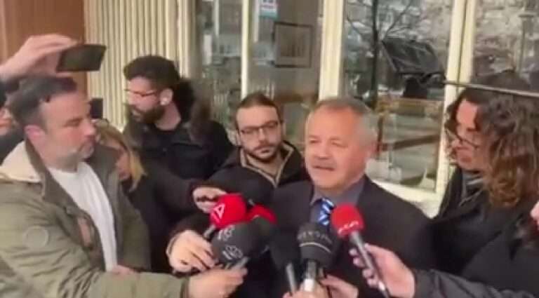 ΤΥΡΝΑΒΙΤΗΣ ΤΡΑΥΜΑΤΙΑΣ ΕΠΙΒΑΤΗΣ ΣΤΟ ΜΟΙΡΑΙΟ ΤΡΕΝΟ ΚΑΤΕΘΕΣΕ ΠΑΡΑΣΤΑΣΗ ΠΟΛΙΤΙΚΗΣ ΑΓΩΓΗΣ ΚΑΤΑ ΤΟΥ ΣΤΑΘΜΑΡΧΗ