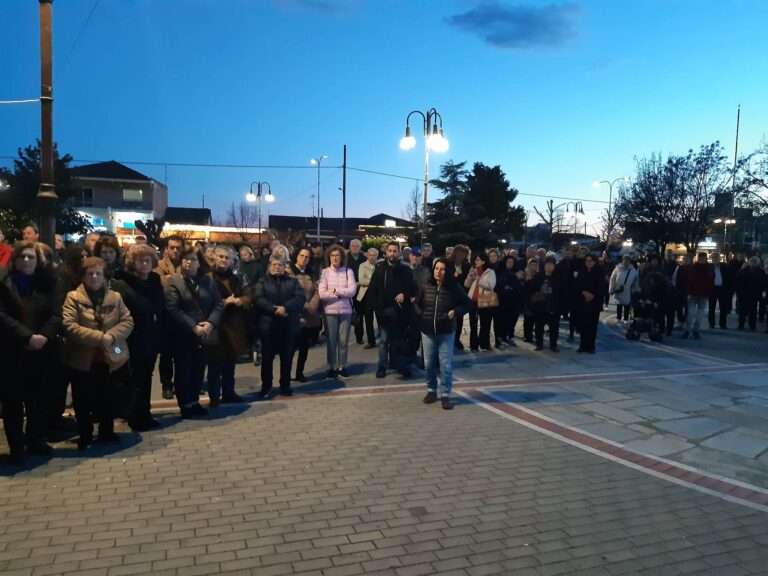 ΜΑΖΙΚΗ ΣΥΓΚΕΝΤΡΩΣΗ ΔΙΑΜΑΡΤΥΡΙΑΣ ΓΙΑ ΤΗΝ ΤΡΑΓΩΔΙΑ ΤΩΝ ΤΕΜΠΩΝ ΣΤΟΝ ΑΜΠΕΛΩΝΑ