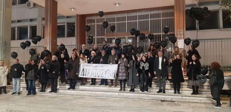 ΟΔΥΝΗ ΚΑΙ ΘΥΜΟΣ ΣΤΗ ΔΙΑΜΑΡΤΥΡΙΑ ΤΩΝ ΔΙΚΗΓΟΡΩΝ ΤΗΣ ΛΑΡΙΣΑΣ ΓΙΑ ΤΗΝ ΤΡΑΓΩΔΙΑ ΣΤΑ ΤΕΜΠΗ