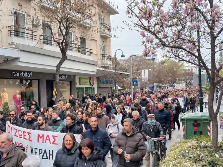 ΠΟΤΑΜΙ ΟΡΓΗΣ ΚΑΙ ΣΗΜΕΡΑ ΣΤΗ ΛΑΡΙΣΑ – ΜΑΘΗΤΕΣ ΚΑΙ ΦΟΙΤΗΤΕΣ ΑΦΗΣΑΝ 57 ΜΑΥΡΑ ΜΠΑΛΟΝΙΑ ΣΤΟΝ ΑΕΡΑ