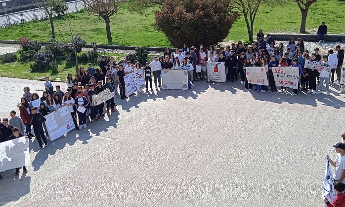 ΔΙΑΜΑΡΤΥΡΙΑ ΣΤΟΝ ΤΥΡΝΑΒΟ ΓΙΑ ΤΗΝ ΙΔΙΩΤΙΚΟΠΟΙΗΣΗ ΤΟΥ ΝΕΡΟΥ