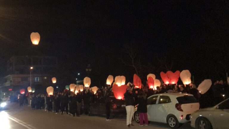 ΦΑΝΑΡΑΚΙΑ ΦΩΤΙΣΑΝ ΤΟΝ ΟΥΡΑΝΟ ΤΗΣ ΛΑΡΙΣΑΣ ΑΚΡΙΒΩΣ ΜΙΑ ΕΒΔΟΜΑΔΑ ΜΕΤΑ ΤΗ ΜΟΙΡΑΙΑ ΣΥΓΚΡΟΥΣΗ ΤΩΝ ΤΡΕΝΩΝ