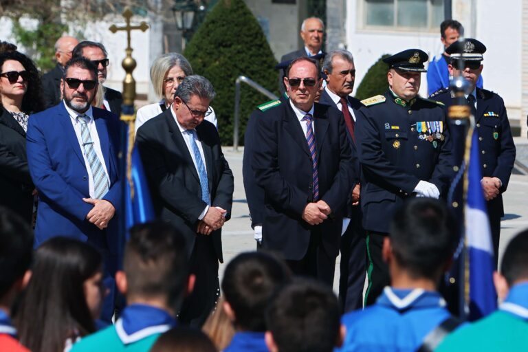ΤΗΝ ΠΑΡΕΛΑΣΗ ΣΤΑ ΦΑΡΣΑΛΑ ΠΑΡΑΚΟΛΟΥΘΗΣΕ Ο ΣΩΤΗΡΗΣ ΒΟΥΛΓΑΡΗΣ