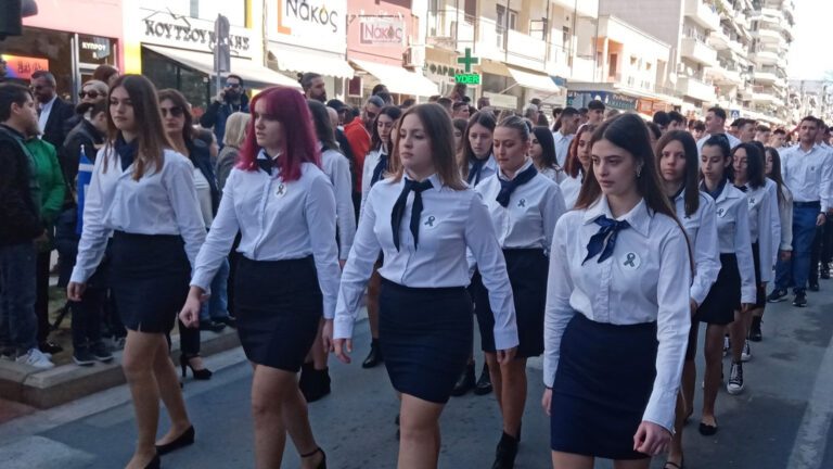 ΠΑΡΕΛΑΣΑΝ ΜΕ ΠΕΝΘΟΣ ΚΑΙ ΑΥΤΟΚΟΛΛΗΤΑ ΓΙΑ ΤΟ ΕΓΚΛΗΜΑ ΣΤΑ ΤΕΜΠΗ ΟΙ ΜΑΘΗΤΕΣ ΣΤΗ ΛΑΡΙΣΑ