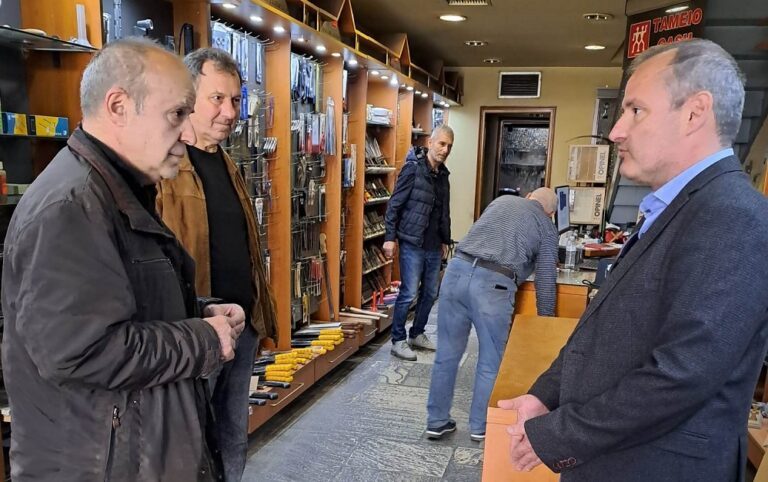 ΣΤΗΝ ΑΓΟΡΑ ΤΗΣ ΛΑΡΙΣΑΣ ΑΝΤΑΛΛΑΞΕ ΕΥΧΕΣ ΜΕ ΕΜΠΟΡΟΥΣ ΚΑΙ ΠΟΛΙΤΕΣ Ο ΆΚΗΣ ΝΑΣΙΩΚΑΣ