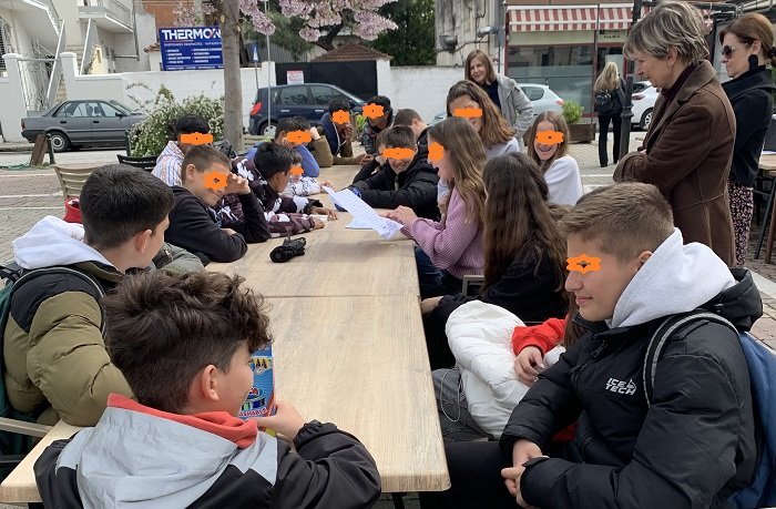 ΣΤΗ ΔΗΜΟΤΙΚΗ ΒΙΒΛΙΟΘΗΚΗ ΜΑΘΗΤΕΣ ΤΟΥ 2ου ΓΥΜΝΑΣΙΟΥ ΤΥΡΝΑΒΟΥ