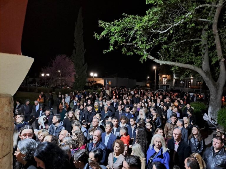 ΠΛΗΘΟΣ ΠΙΣΤΩΝ ΣΤΗΝ ΕΚΚΛΗΣΙΑ ΤΩΝ ΑΓΙΩΝ ΚΩΝΣΤΑΝΤΙΝΟΥ ΚΑΙ ΕΛΕΝΗΣ ΣΤΟΝ ΑΜΠΕΛΩΝΑ
