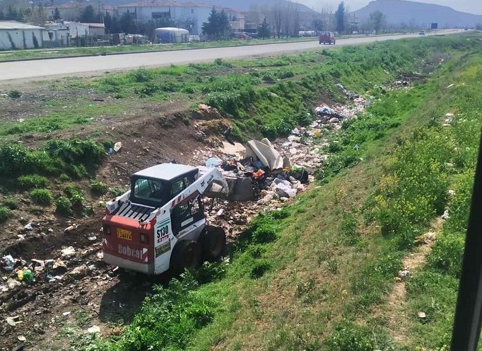 ΑΣΥΝΕΙΔΗΤΟΙ ΜΟΛΥΝΟΥΝ ΜΕ ΣΚΟΥΠΙΔΙΑ ΠΕΡΙΟΧΕΣ ΣΤΑ ΦΑΡΣΑΛΑ