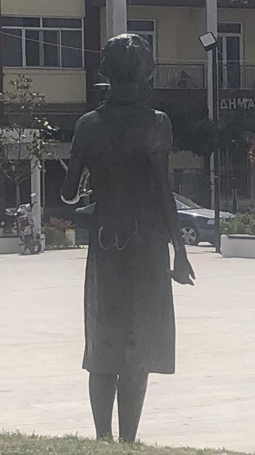 ΑΠΑΡΑΔΕΚΤΟΙ ΒΕΒΗΛΩΣΑΝ ΤΟ ΑΓΑΛΜΑ ΤΗΣ ΑΓΡΟΤΙΣΣΑΣ ΣΤΗΝ ΠΛΑΤΕΙΑ ΤΟΥ ΤΥΡΝΑΒΟΥ