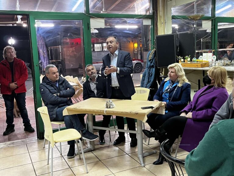 ΟΙ ΑΓΡΟΤΕΣ ΜΟΧΘΟΥΝ, ΧΡΕΟΣ ΜΑΣ ΝΑ ΤΟΥΣ ΔΩΣΟΥΜΕ ΑΝΑΣΕΣ!