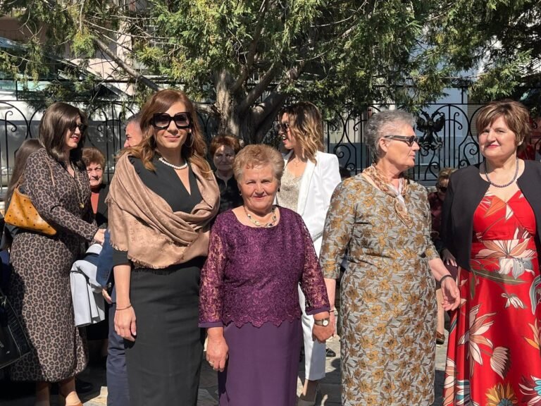 ΣΤΑΘΗΚΑΜΕ ΥΠΕΥΘΥΝΑ ΔΙΠΛΑ ΣΤΟΥΣ ΈΛΛΗΝΕΣ