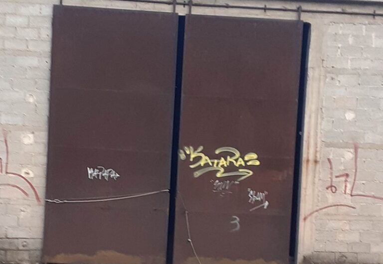 ΚΑΤΑΓΓΕΛΙΑ: ΚΙΝΔΥΝΟΣ ΑΤΥΧΗΜΑΤΟΣ ΛΟΓΩ ΕΠΙΚΙΝΔΥΝΗΣ ΣΙΔΕΡΟΠΟΡΤΑΣ ΣΤΗΝ ΟΔΟ ΕΙΡΗΝΗΣ ΣΤΟΝ ΤΥΡΝΑΒΟ