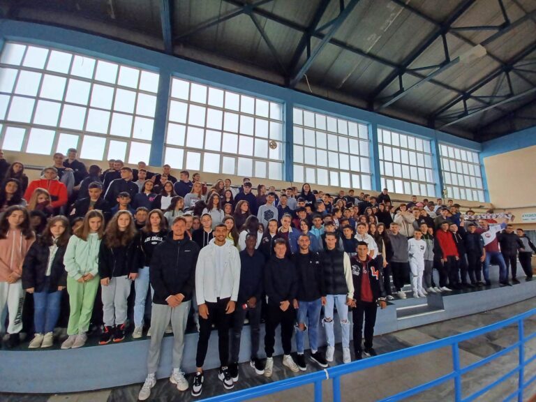 ΕΝΘΟΥΣΙΑΣΜΟΣ ΓΙΑ ΤΗΝ ΑΕΛ ΣΤΟ ΓΥΜΝΑΣΙΟ ΦΑΛΑΝΗΣ