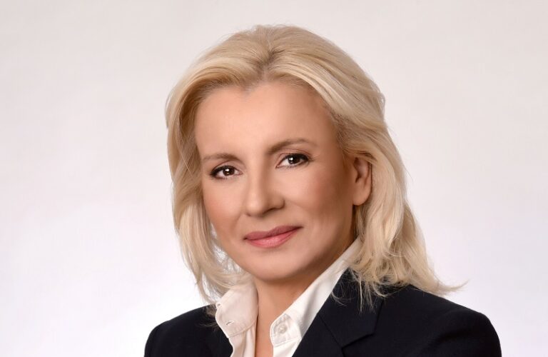 ΡΕΝΑ ΚΑΡΑΛΑΡΙΩΤΟΥ: ΣΤΗΝ ΠΡΩΤΗ ΓΡΑΜΜΗ ΤΗΣ ΜΑΧΗΣ ΓΙΑ ΤΙΣ ΝΕΕΣ ΚΑΙ ΤΟΥΣ ΝΕΟΥΣ ΜΑΣ