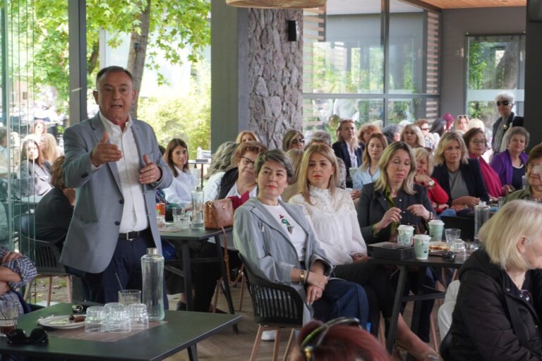 ΧΡ. ΚΕΛΛΑΣ: Η ΚΥΒΕΡΝΗΣΗ ΘΩΡΑΚΙΖΕΙ ΤΙΣ ΓΥΝΑΙΚΕΣ ΑΠΟ ΚΑΘΕ ΔΙΑΚΡΙΣΗ