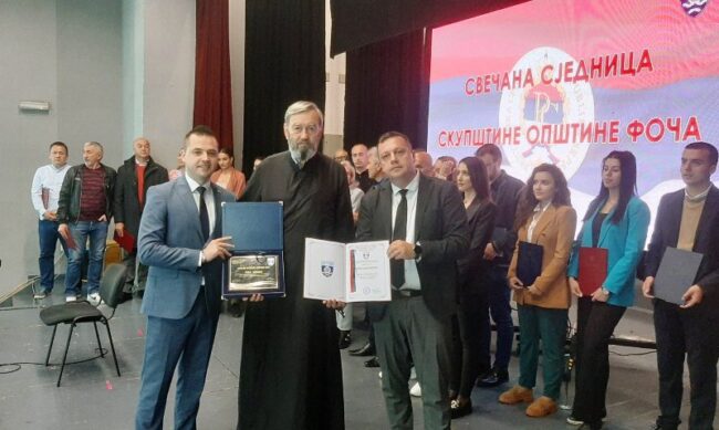 ΕΠΙΤΙΜΟΣ ΔΗΜΟΤΗΣ ΣΤΗΝ ΠΟΛΗ ΦΟΤΣΑ ΤΗΣ ΒΟΣΝΙΑΣ ΕΡΖΕΓΟΒΙΝΗΣ ΑΝΑΓΟΡΕΥΘΗΚΕ Ο π. ΡΙΖΟΣ ΚΟΜΗΤΣΑΣ