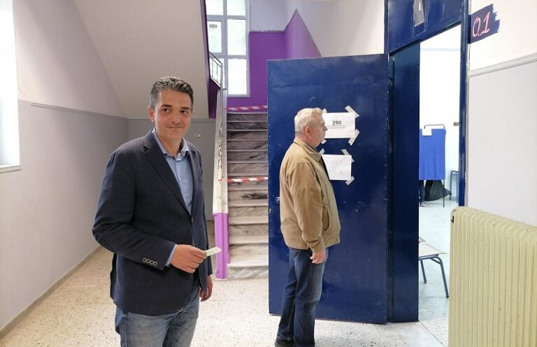 ΟΙΚΟΓΕΝΕΙΑΚΩΣ Ο ΝΙΚΟΣ ΝΤΟΛΑΣ ΑΣΚΗΣΕ ΤΟ ΕΚΛΟΓΙΚΟ ΤΟΥ ΔΙΚΑΙΩΜΑ