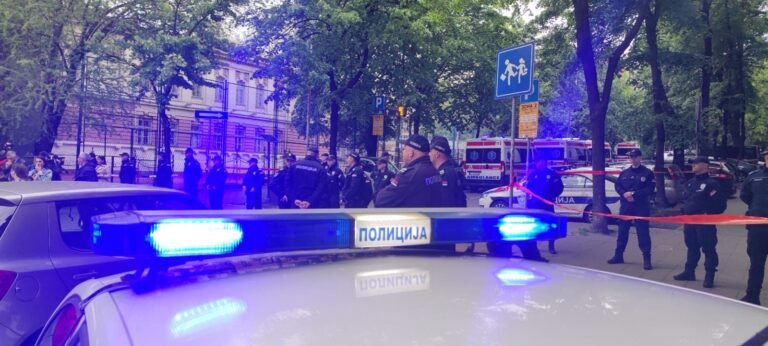 ΜΑΚΕΛΕΙΟ ΣΤΟ ΒΕΛΙΓΡΑΔΙ: 8 ΜΑΘΗΤΕΣ ΚΑΙ ΕΝΑΣ ΦΥΛΑΚΑΣ ΝΕΚΡΟΙ ΣΕ ΠΥΡΟΒΟΛΙΣΜΟΥΣ ΣΕ ΣΧΟΛΕΙΟ